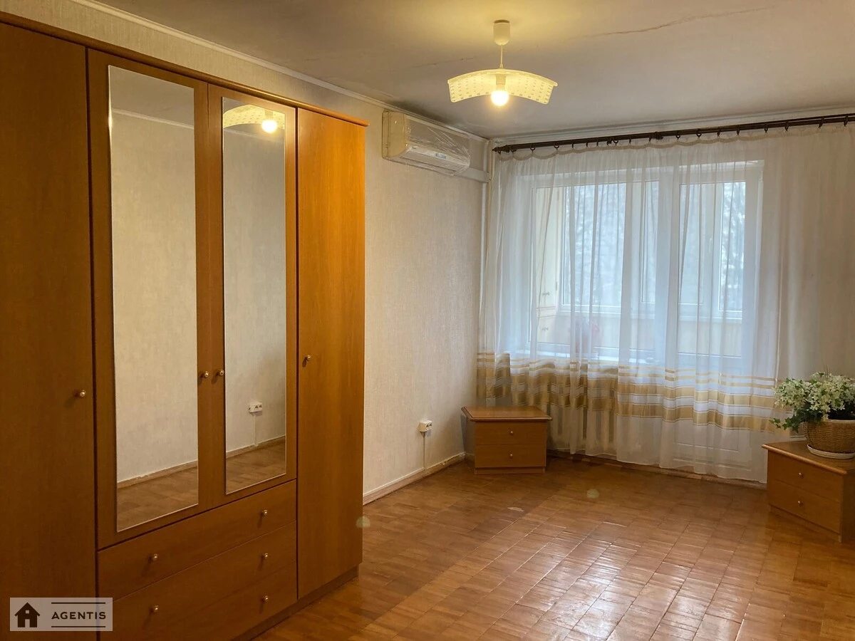 Apartment for rent 3 rooms, 70 m², 3rd fl./16 floors. Mytropolyta Vasylya Lypkivskoho vul. Urytskoho, Kyiv. 