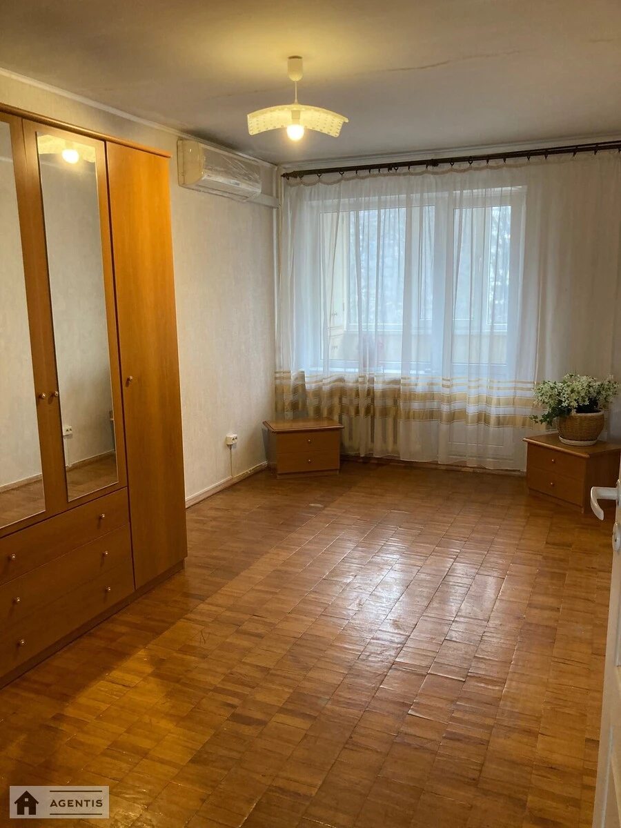 Сдам квартиру 3 комнаты, 70 m², 3 эт./16 этажей. Митрополита Василя Липківського вул. (Урицького), Киев. 