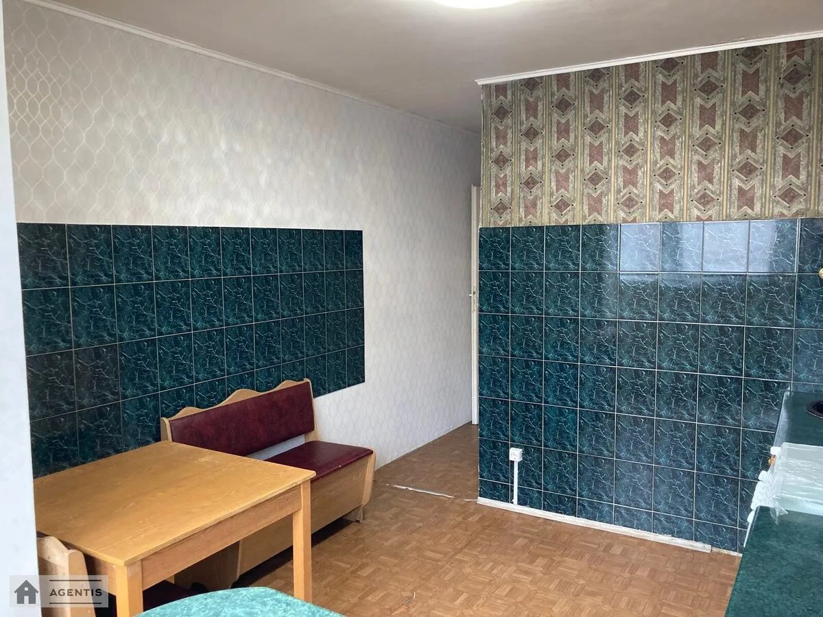 Сдам квартиру 3 комнаты, 70 m², 3 эт./16 этажей. Митрополита Василя Липківського вул. (Урицького), Киев. 