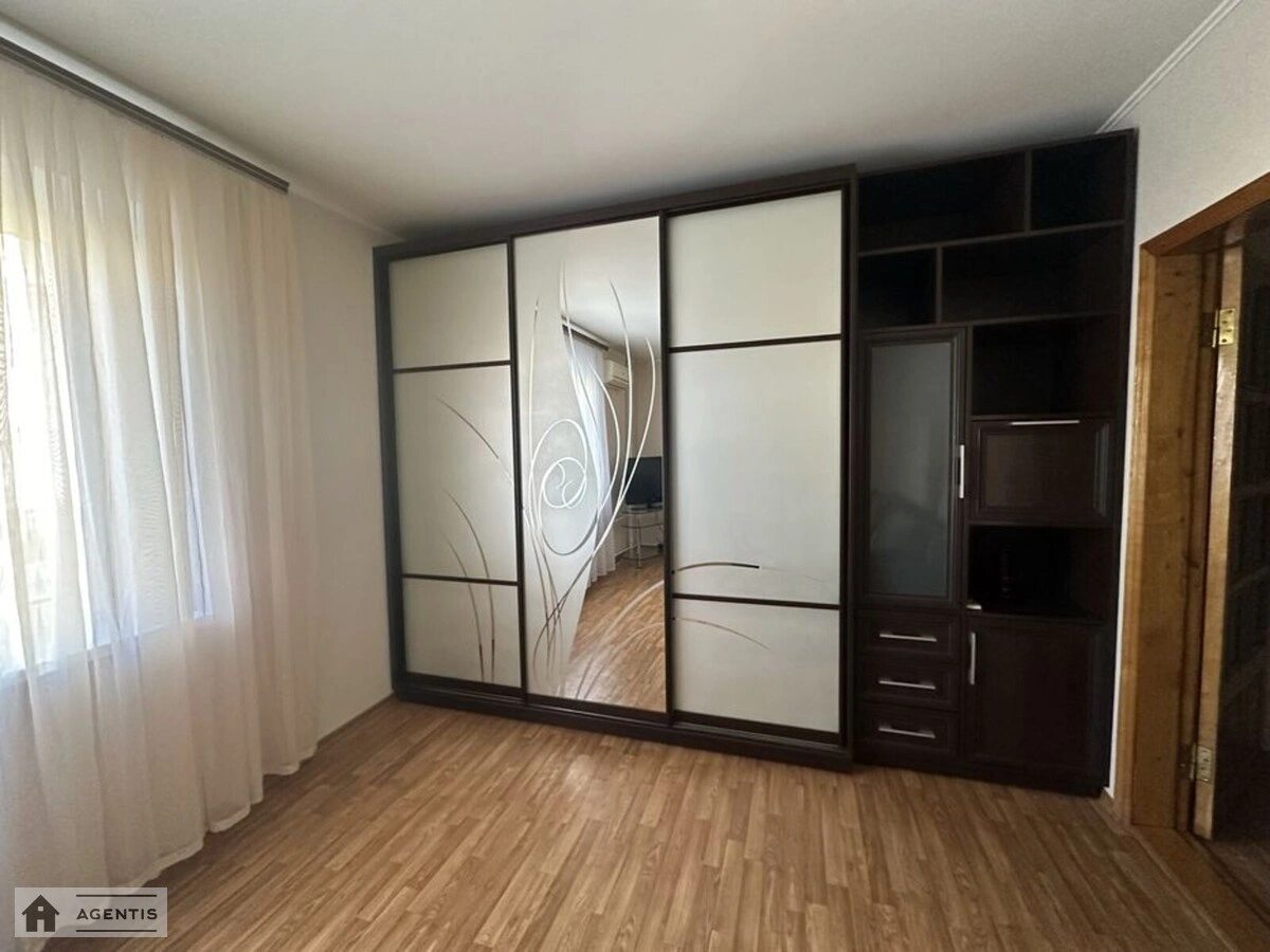 Сдам квартиру 2 комнаты, 68 m², 6 эт./18 этажей. Дарницкий район, Киев. 