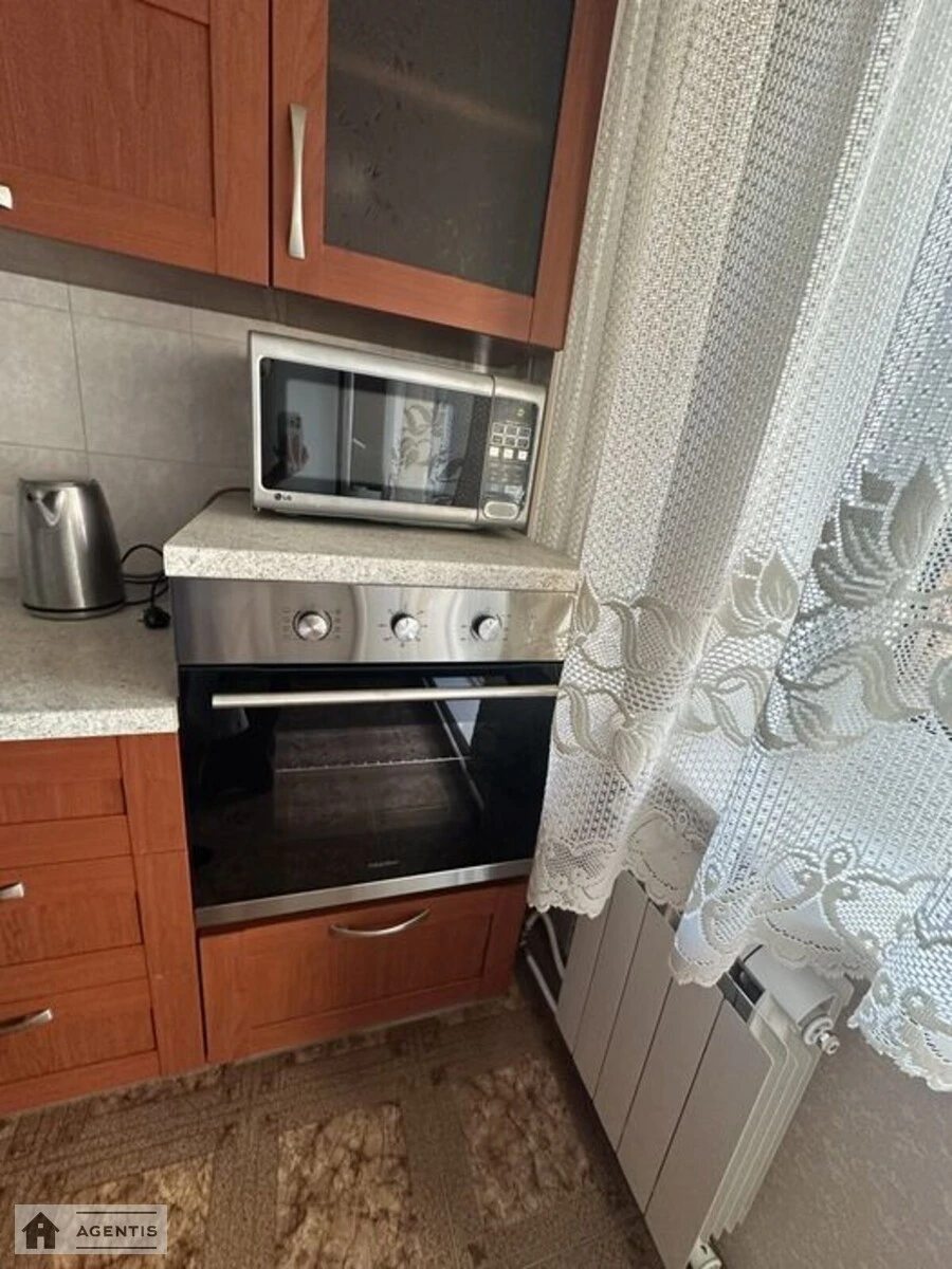 Apartment for rent 2 rooms, 68 m², 6th fl./18 floors. Darnytskyy rayon, Kyiv. 