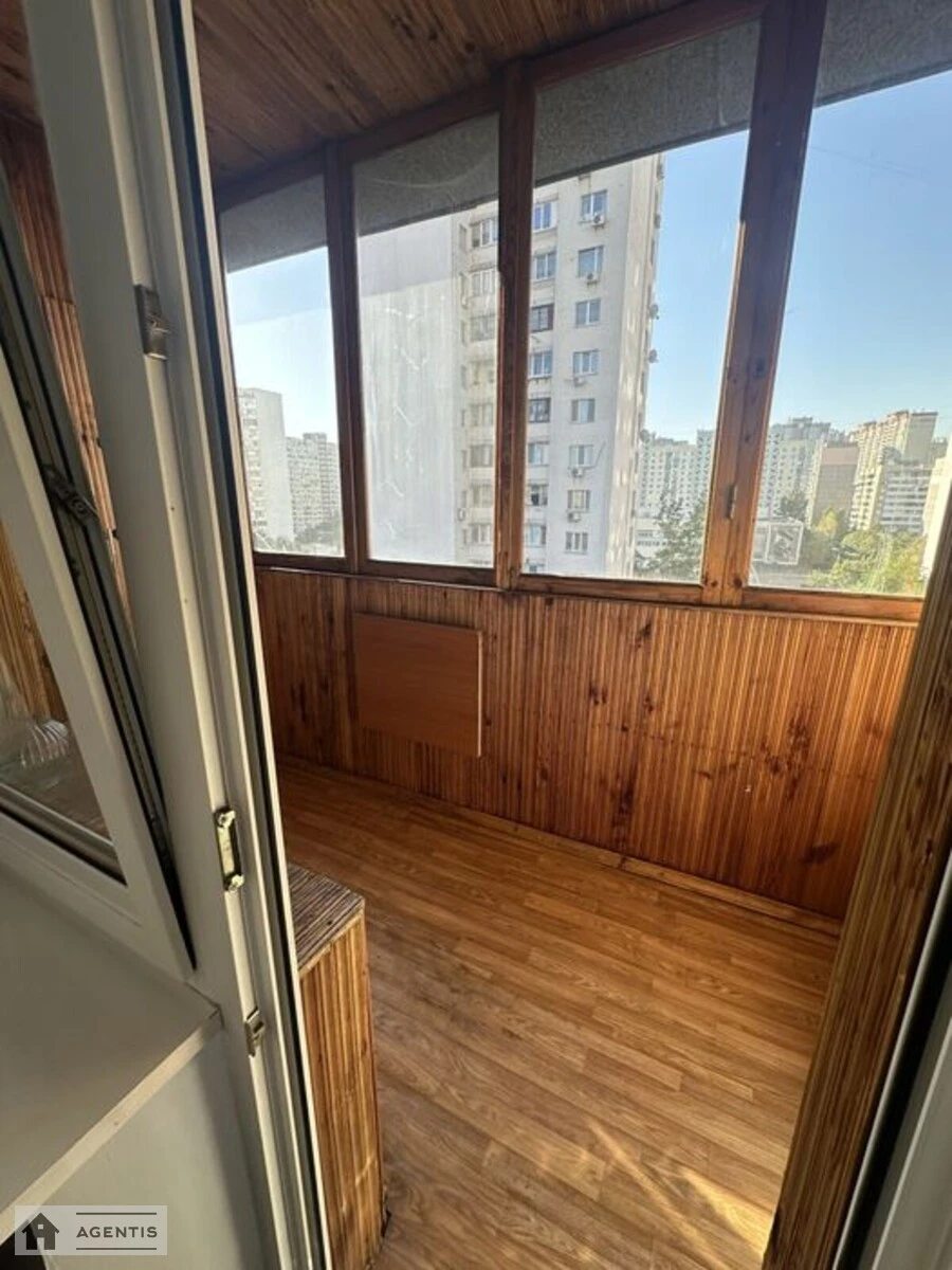 Apartment for rent 2 rooms, 68 m², 6th fl./18 floors. Darnytskyy rayon, Kyiv. 