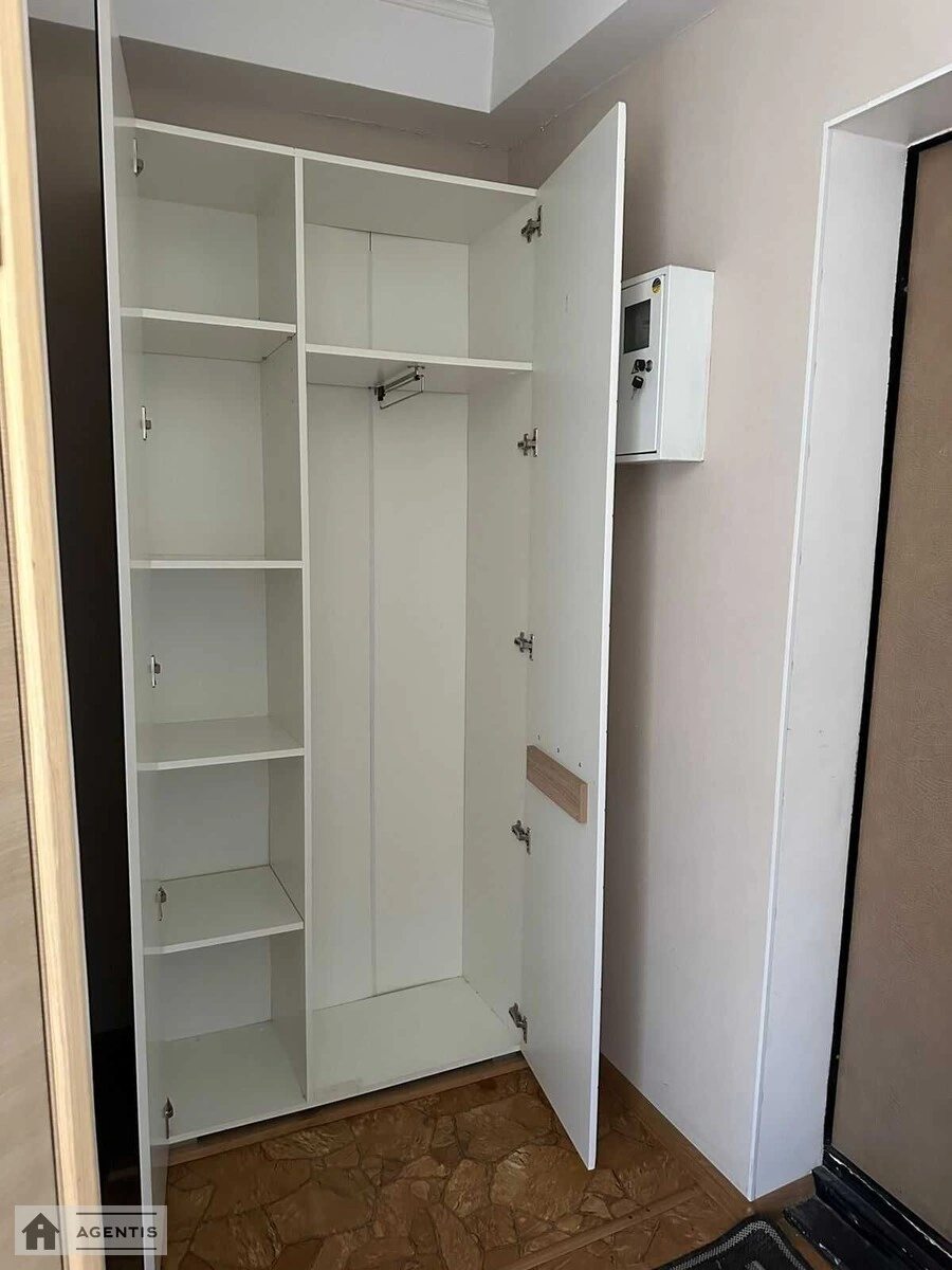 Сдам квартиру 1 комната, 30 m², 4 эт./5 этажей. 78, Алішера Навої просп., Киев. 