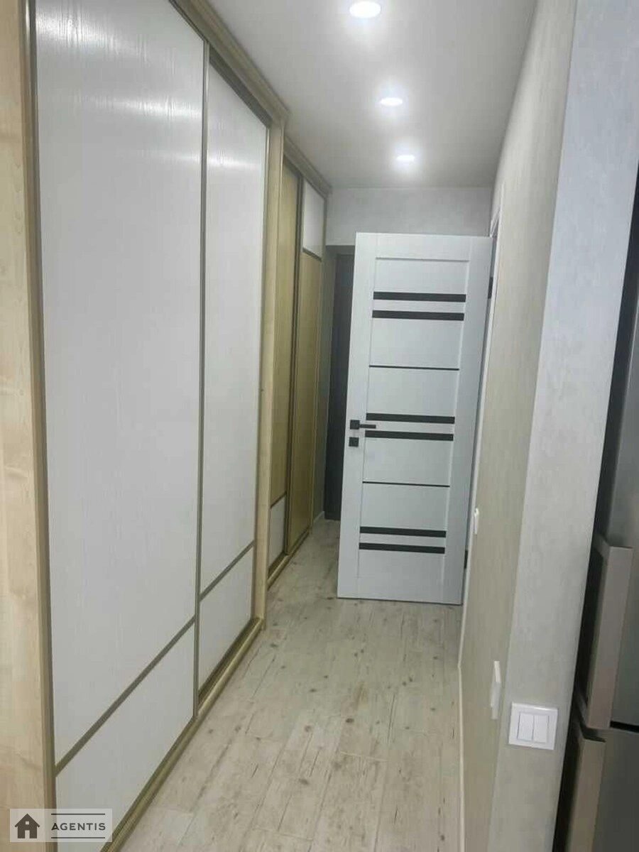 Сдам квартиру 1 комната, 33 m², 5 эт./14 этажей. 10, Дениса Антипова вул. (Славгородська), Киев. 