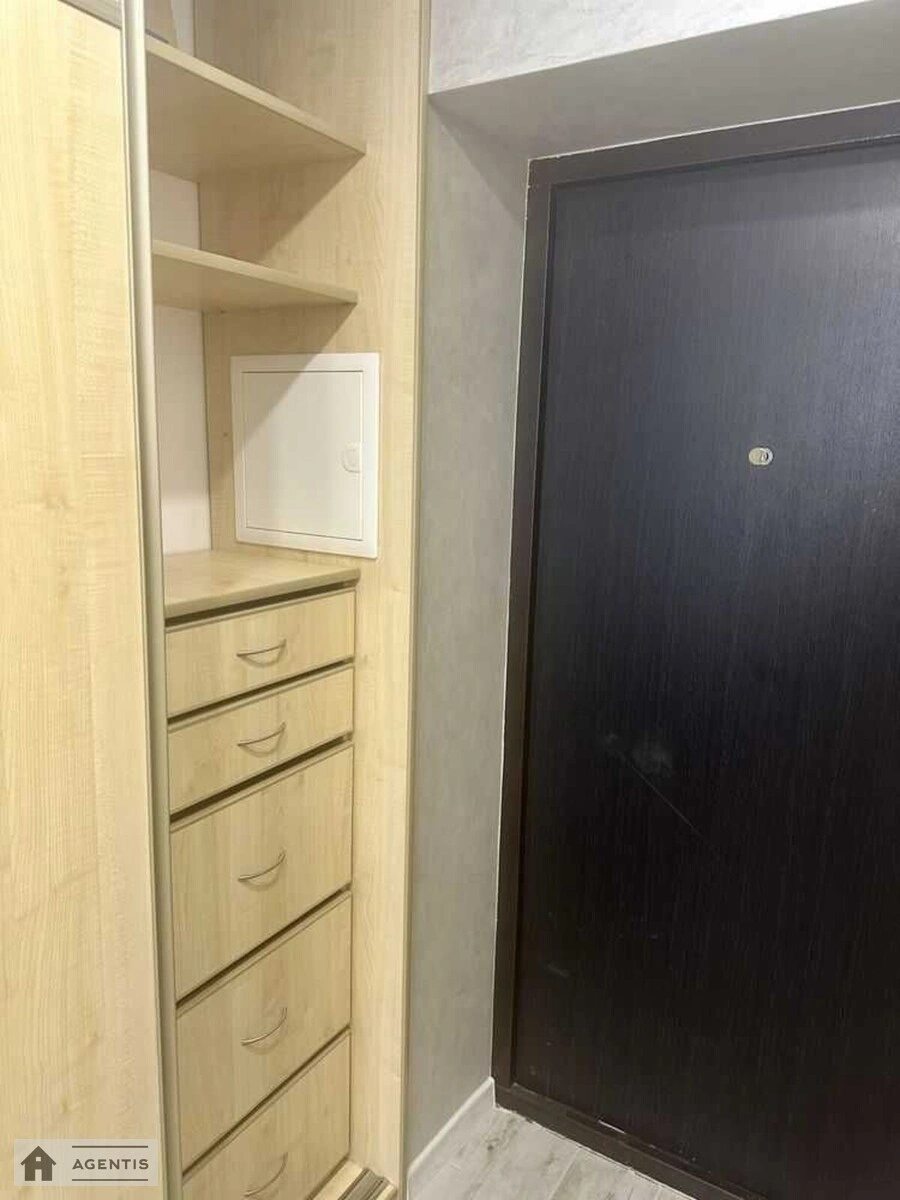 Сдам квартиру 1 комната, 33 m², 5 эт./14 этажей. 10, Дениса Антипова вул. (Славгородська), Киев. 