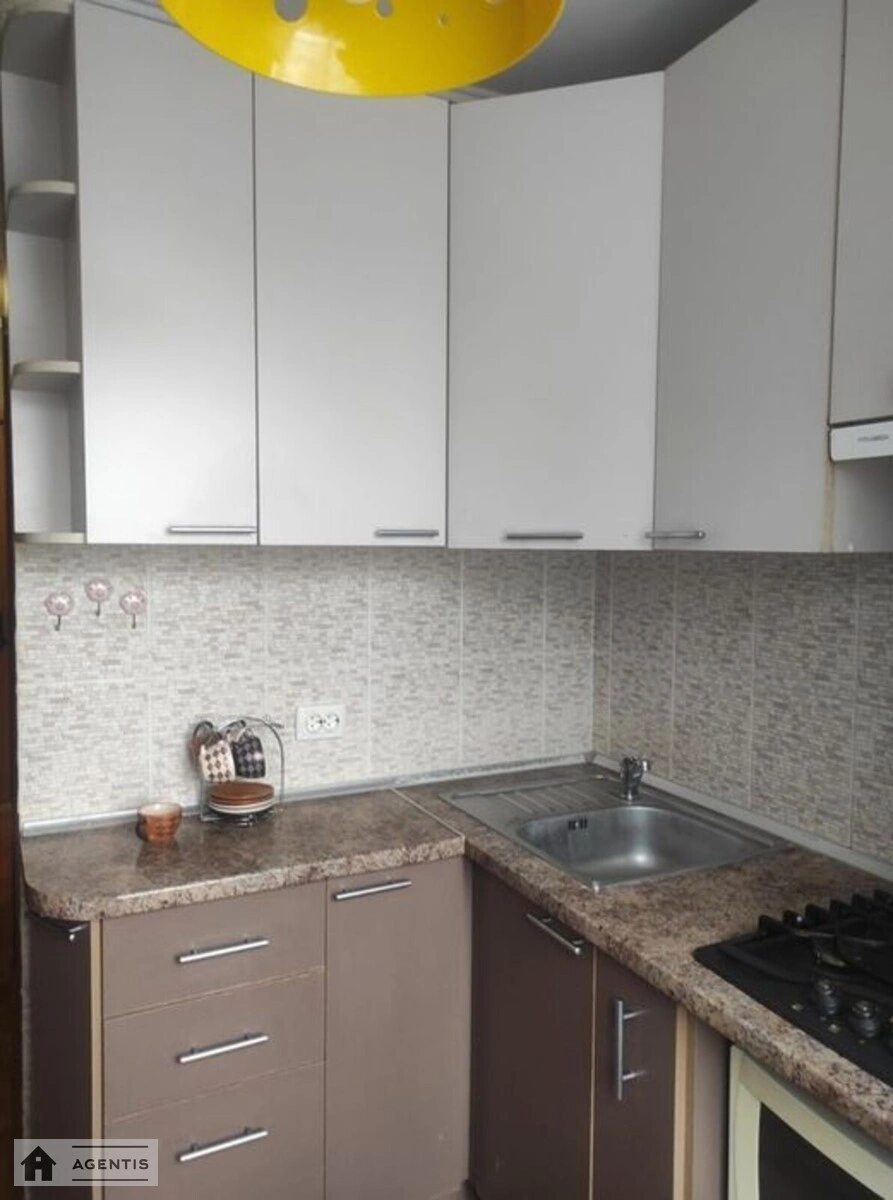 Apartment for rent 1 room, 50 m², 2nd fl./5 floors. Shevchenkivskyy rayon, Kyiv. 