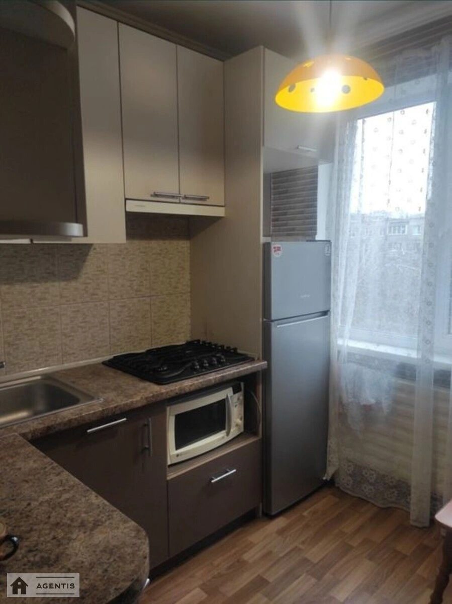 Apartment for rent 1 room, 50 m², 2nd fl./5 floors. Shevchenkivskyy rayon, Kyiv. 