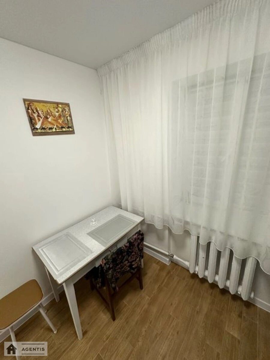 Apartment for rent 1 room, 30 m², 2nd fl./5 floors. 15, Oleny Telihy vul., Kyiv. 