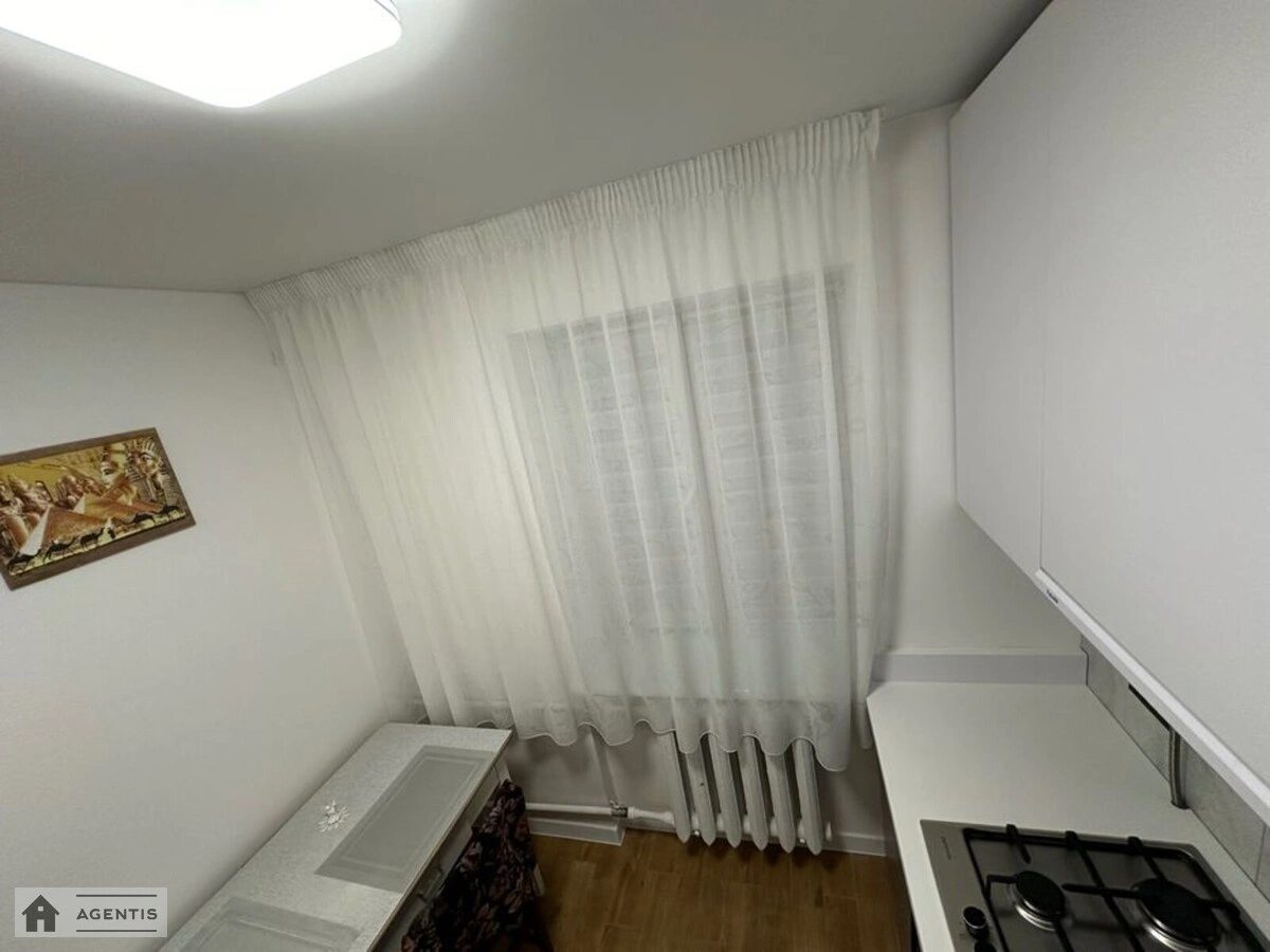 Apartment for rent 1 room, 30 m², 2nd fl./5 floors. 15, Oleny Telihy vul., Kyiv. 