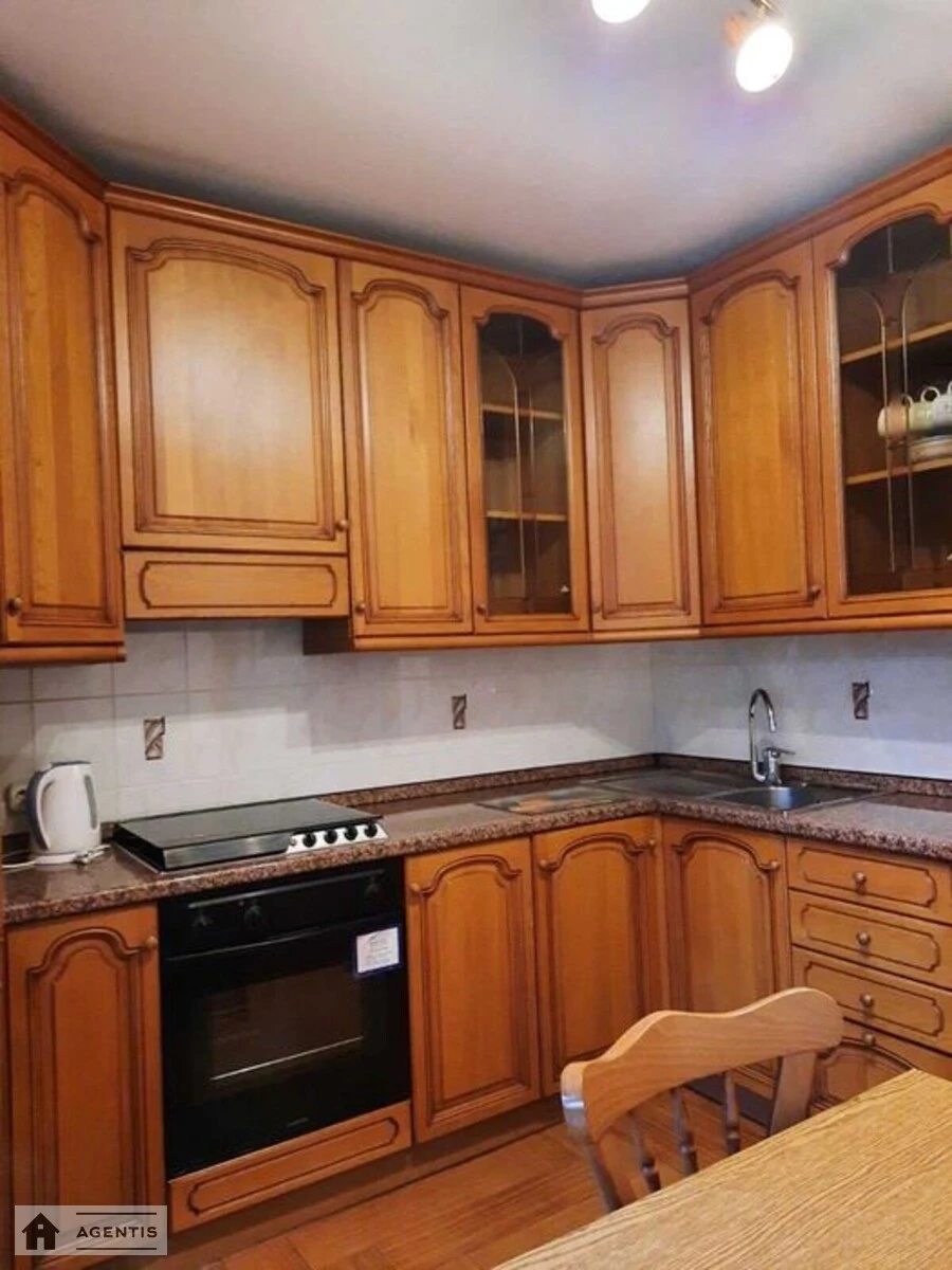 Apartment for rent 3 rooms, 80 m², 3rd fl./10 floors. Ivana Pulyuya vul., Kyiv. 