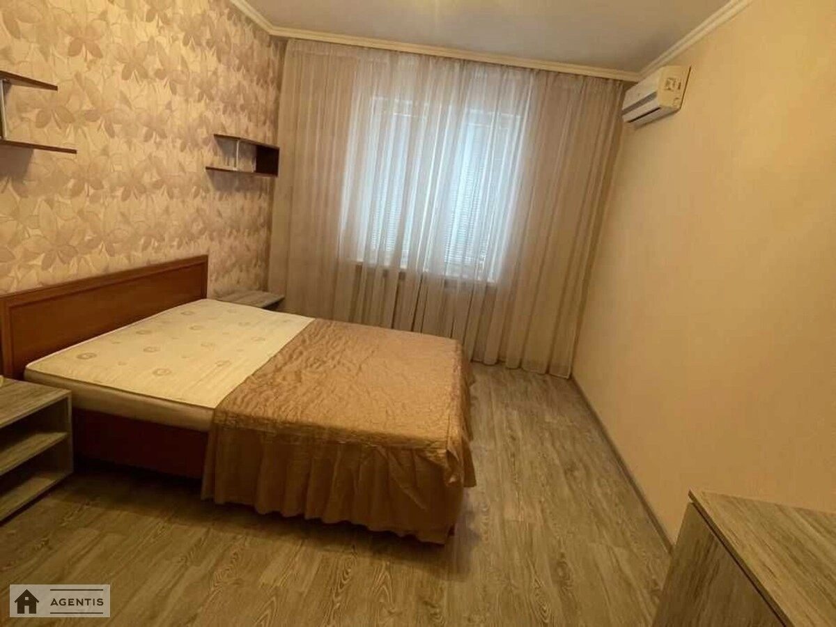 Сдам квартиру 2 комнаты, 48 m², 3 эт./5 этажей. 4, Юрія Глушка вул. (Подвойського), Киев. 