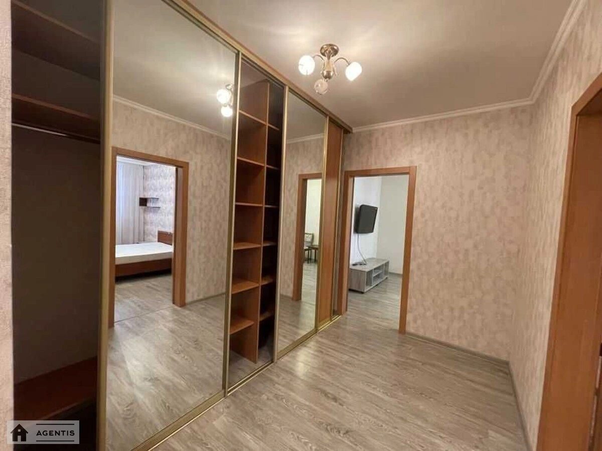 Сдам квартиру 2 комнаты, 48 m², 3 эт./5 этажей. 4, Юрія Глушка вул. (Подвойського), Киев. 