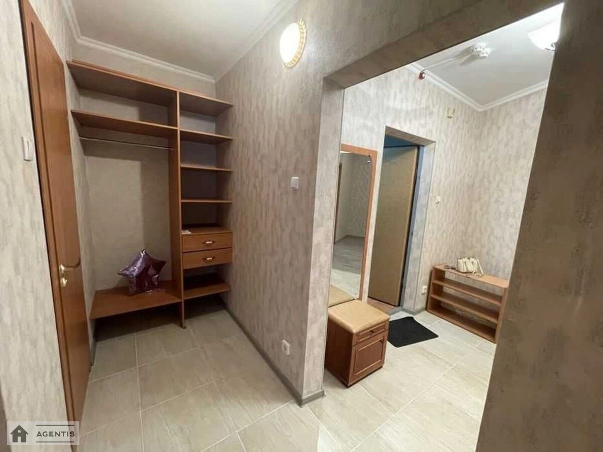 Сдам квартиру 2 комнаты, 48 m², 3 эт./5 этажей. 4, Юрія Глушка вул. (Подвойського), Киев. 