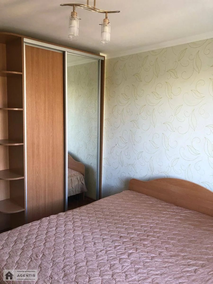 Здам квартиру 3 кімнати, 60 m², 5 пов./9 поверхів. 11, Ореста Левицького вул. (Академіка Курчатова), Київ. 