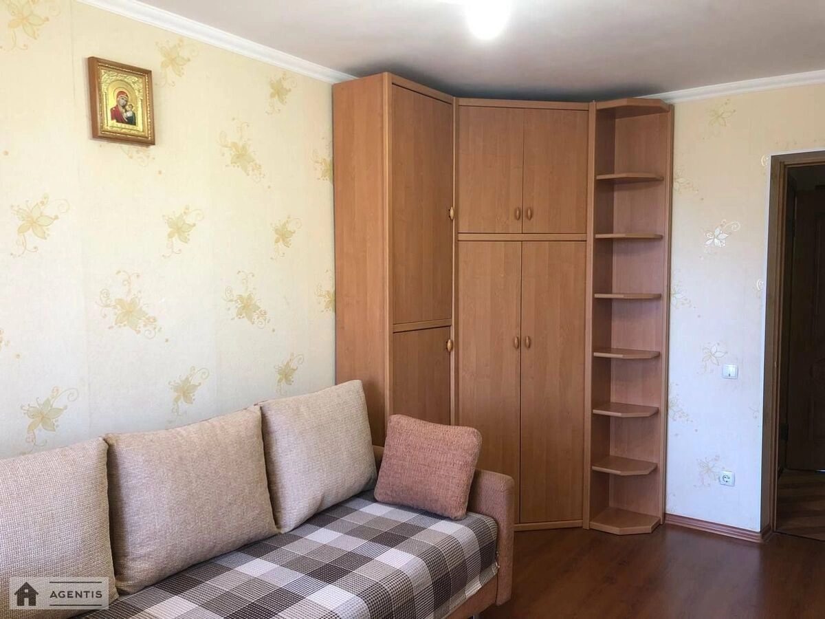 Здам квартиру 3 кімнати, 60 m², 5 пов./9 поверхів. 11, Ореста Левицького вул. (Академіка Курчатова), Київ. 