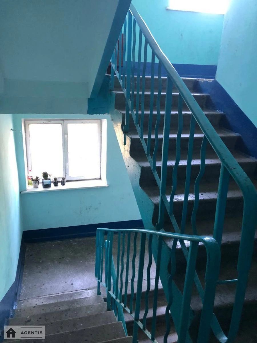 Здам квартиру 3 кімнати, 60 m², 5 пов./9 поверхів. 11, Ореста Левицького вул. (Академіка Курчатова), Київ. 