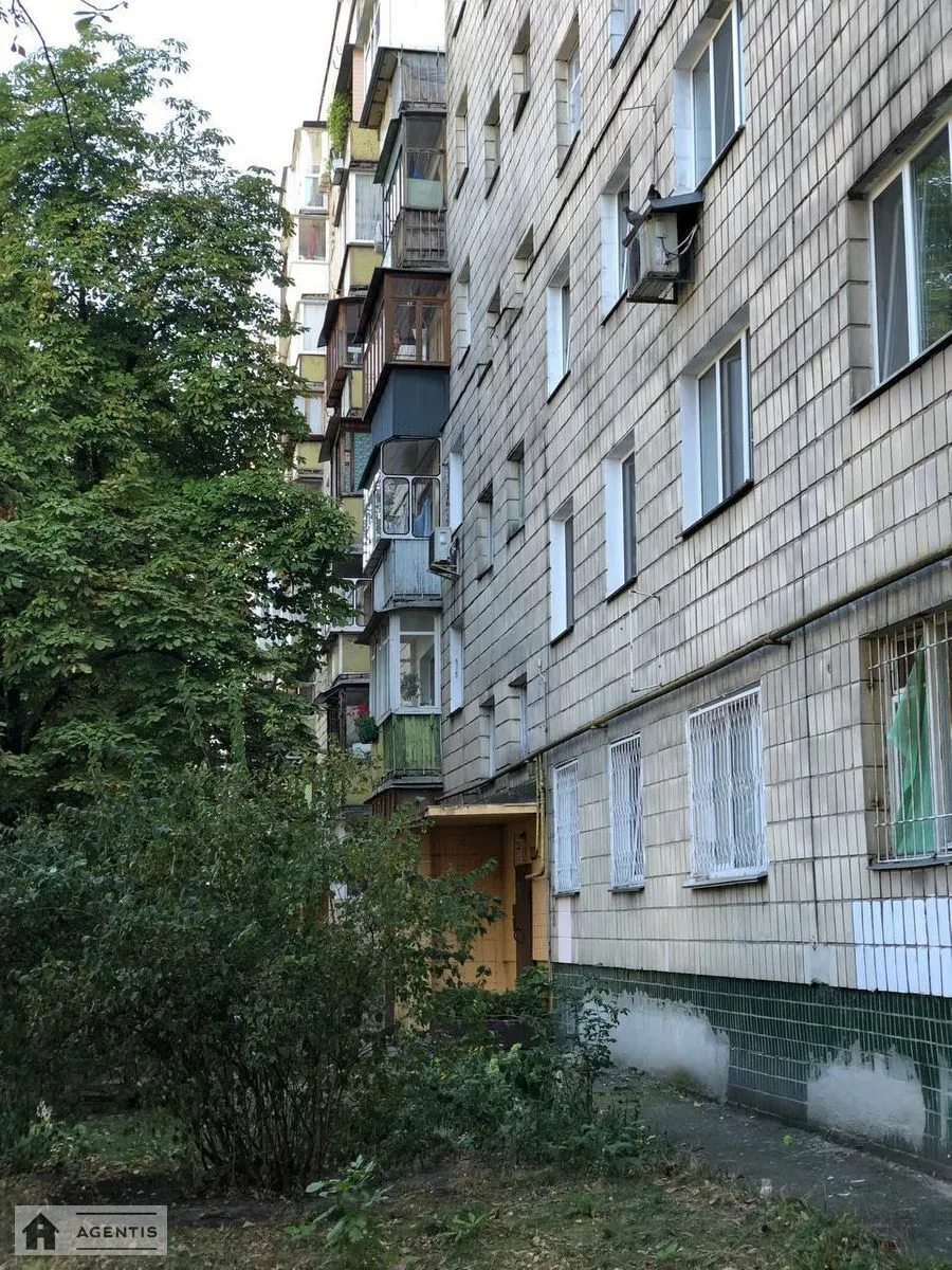 Сдам квартиру 3 комнаты, 60 m², 5 эт./9 этажей. 11, Ореста Левицького вул. (Академіка Курчатова), Киев. 