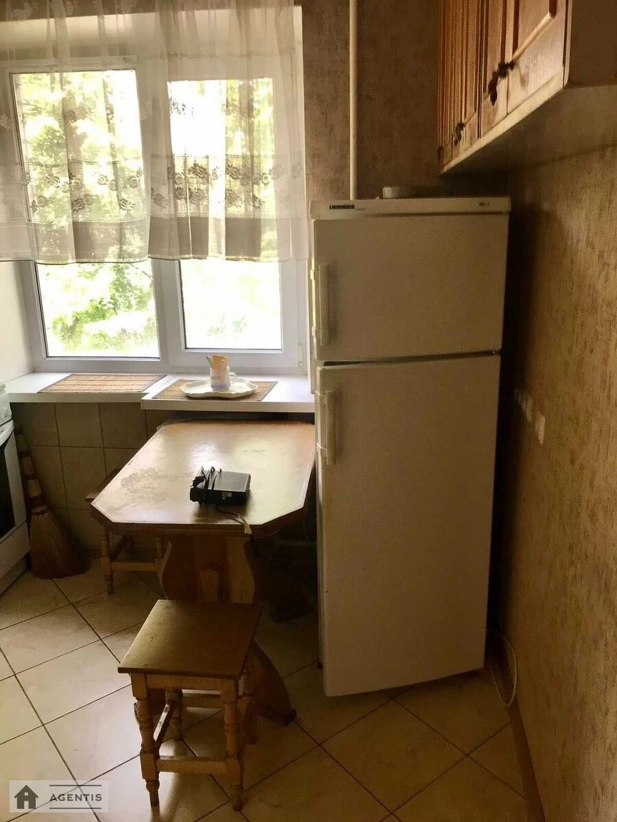 Здам квартиру 2 кімнати, 45 m², 3 пов./5 поверхів. 3, Ростиславська вул. (Маршала Рибалка), Київ. 