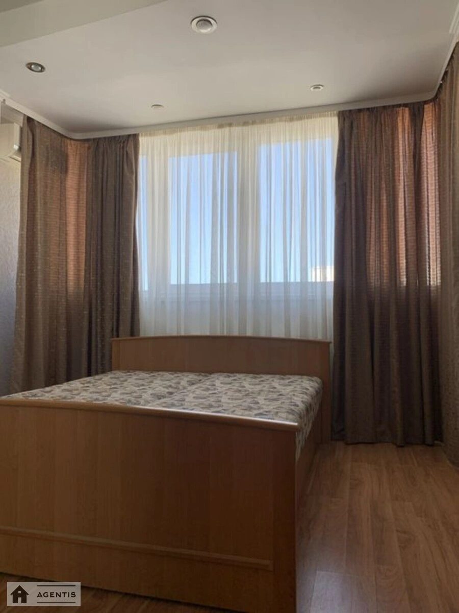 Сдам квартиру 2 комнаты, 64 m², 17 эт./18 этажей. 42, Ревуцкого 42, Киев. 