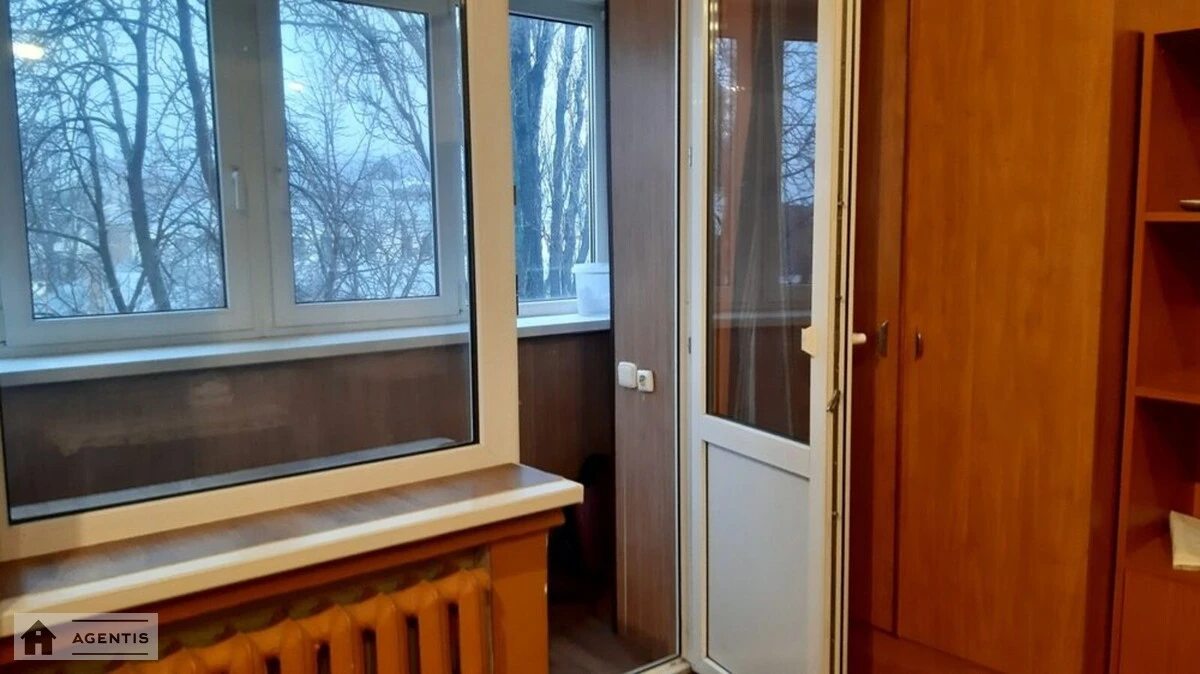 Apartment for rent 1 room, 28 m², 5th fl./5 floors. 3, Hryhoriya Skovorody vul., Kyiv. 