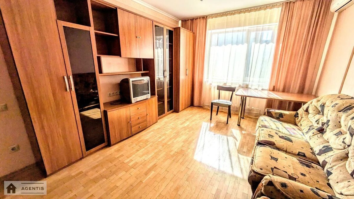 Сдам квартиру 2 комнаты, 60 m², 10 эт./10 этажей. 5, Урловская 5, Киев. 