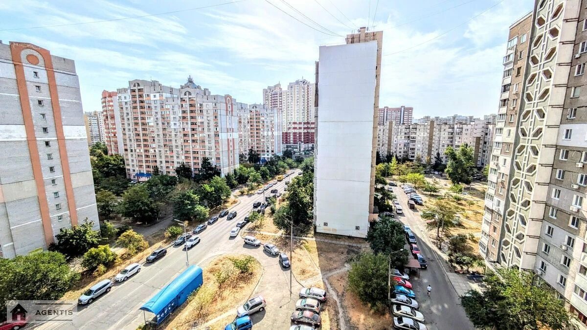 Сдам квартиру 2 комнаты, 60 m², 10 эт./10 этажей. 5, Урловская 5, Киев. 