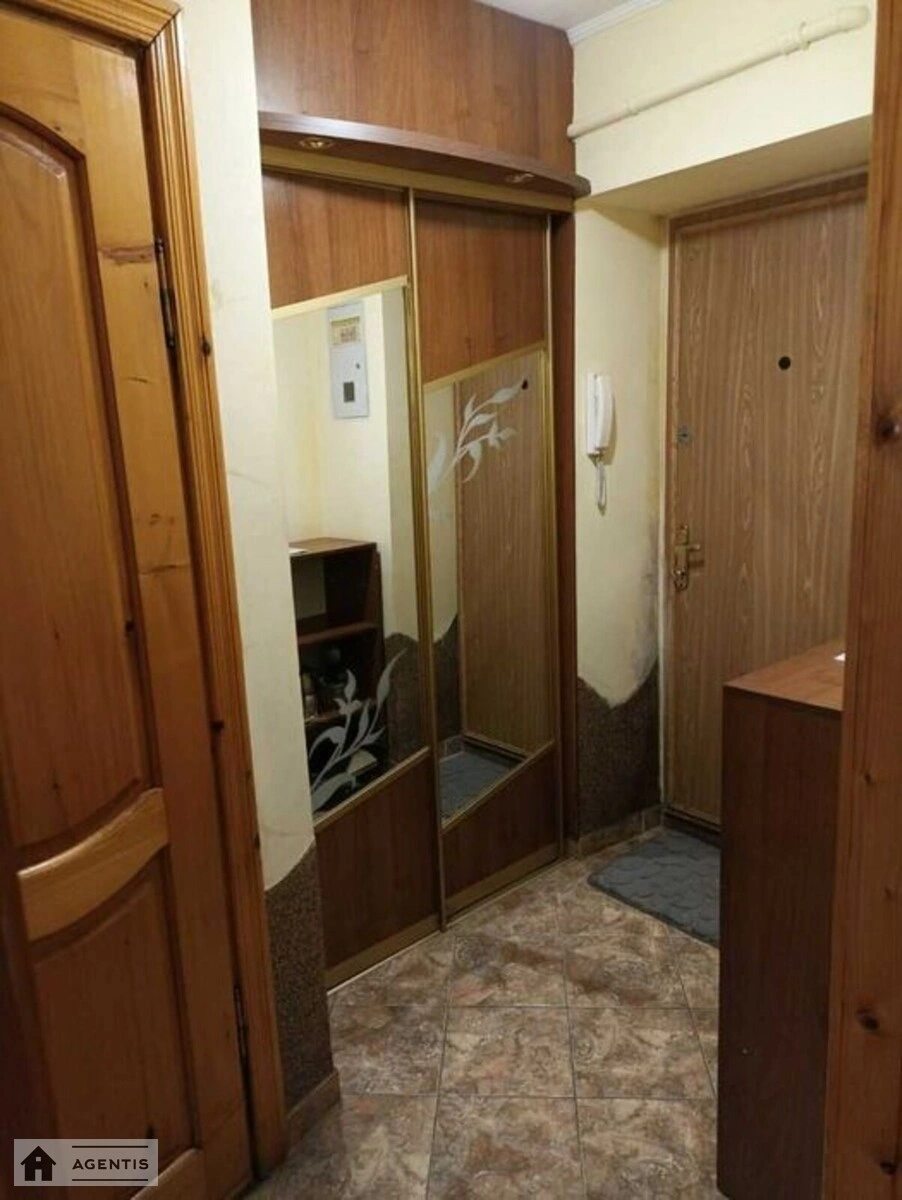 Здам квартиру 1 кімната, 34 m², 2 пов./5 поверхів. 31, Євгенія Харченка вул. (Леніна), Київ. 