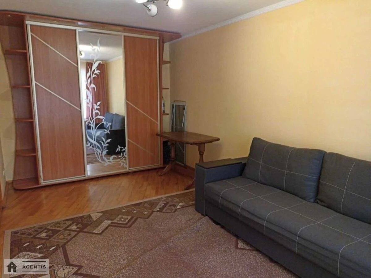 Apartment for rent 1 room, 34 m², 2nd fl./5 floors. 31, Yevheniya Kharchenka vul. Lenina, Kyiv. 