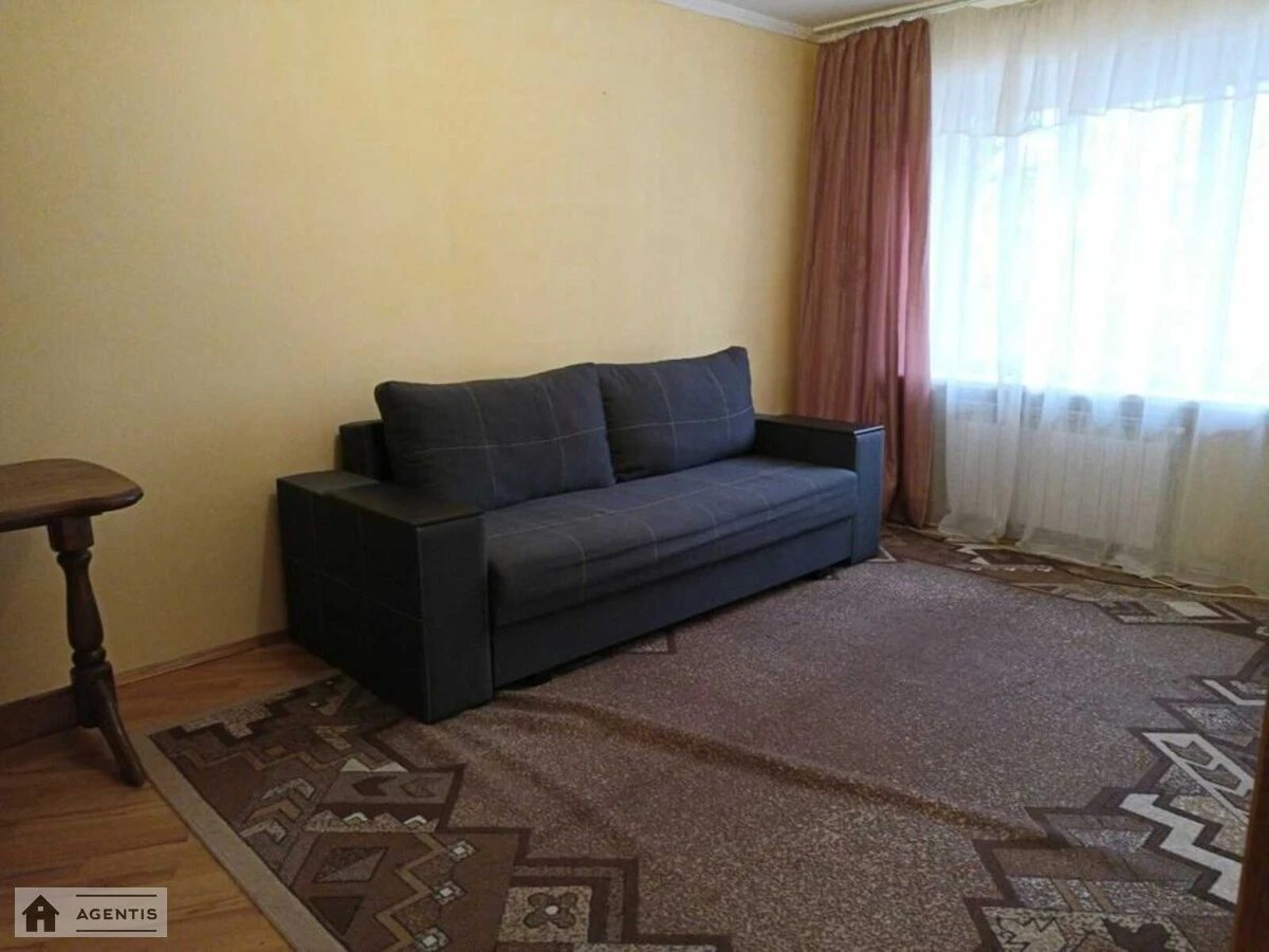 Apartment for rent 1 room, 34 m², 2nd fl./5 floors. 31, Yevheniya Kharchenka vul. Lenina, Kyiv. 