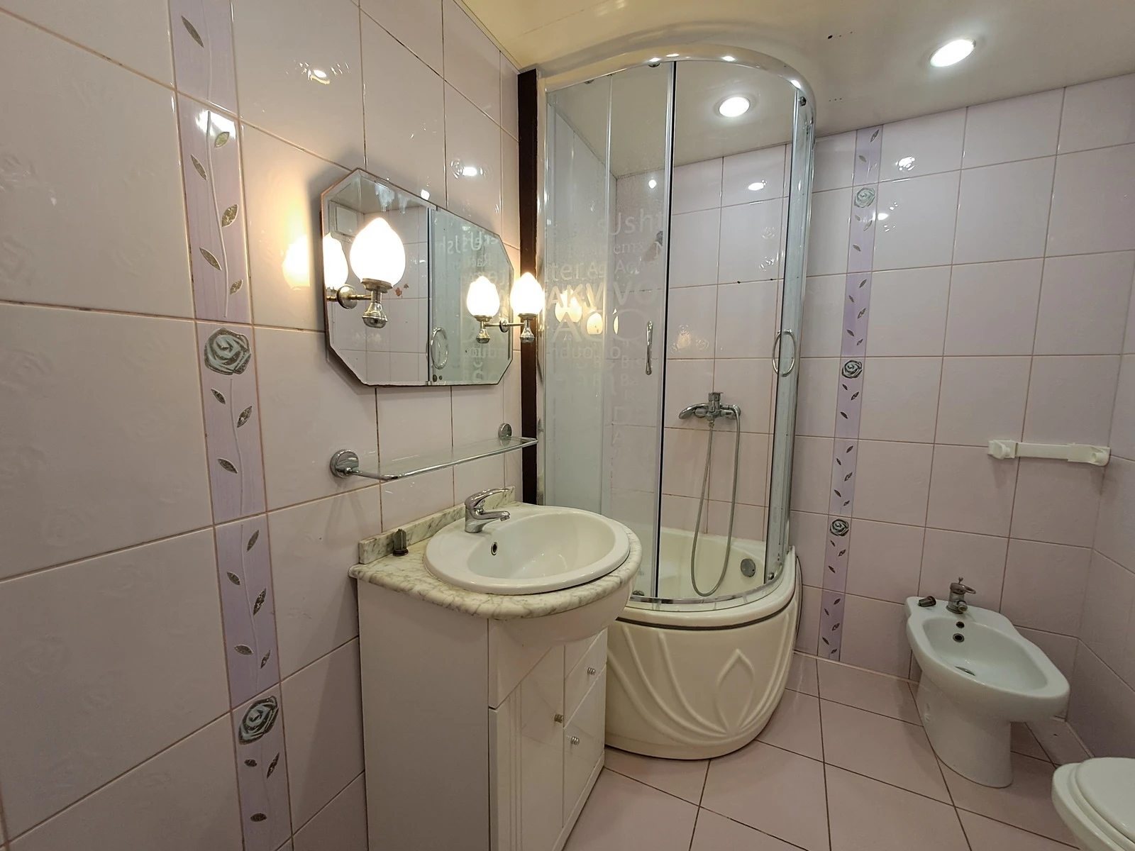 Apartment for rent 2 rooms, 60 m², 2nd fl./9 floors. 19, 15 kvitnya vul., Ternopil. 