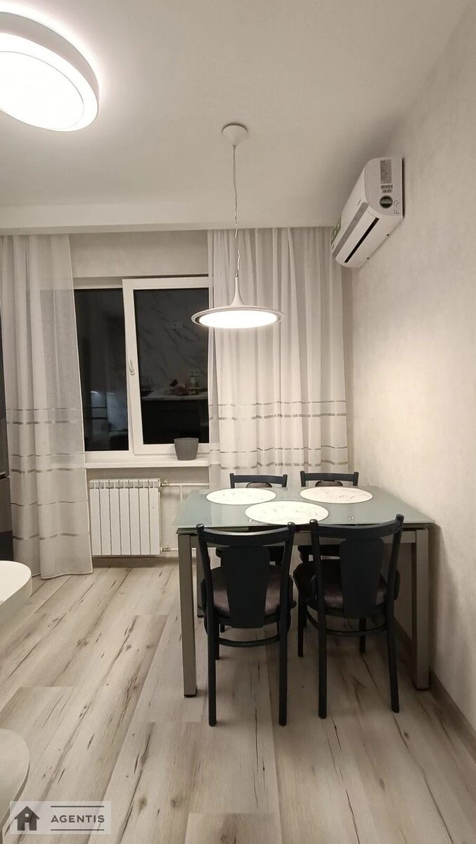 Сдам квартиру 2 комнаты, 55 m², 2 эт./16 этажей. 146, Харьковское 146, Киев. 