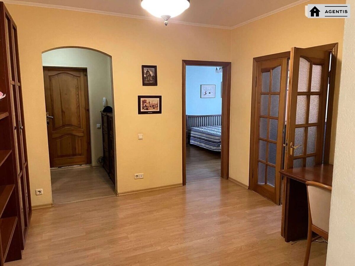 Сдам квартиру 3 комнаты, 95 m², 7 эт./16 этажей. Вишняковская, Киев. 