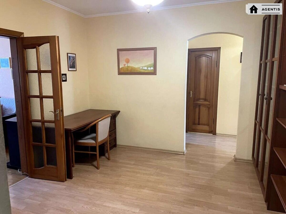 Сдам квартиру 3 комнаты, 95 m², 7 эт./16 этажей. Вишняковская, Киев. 