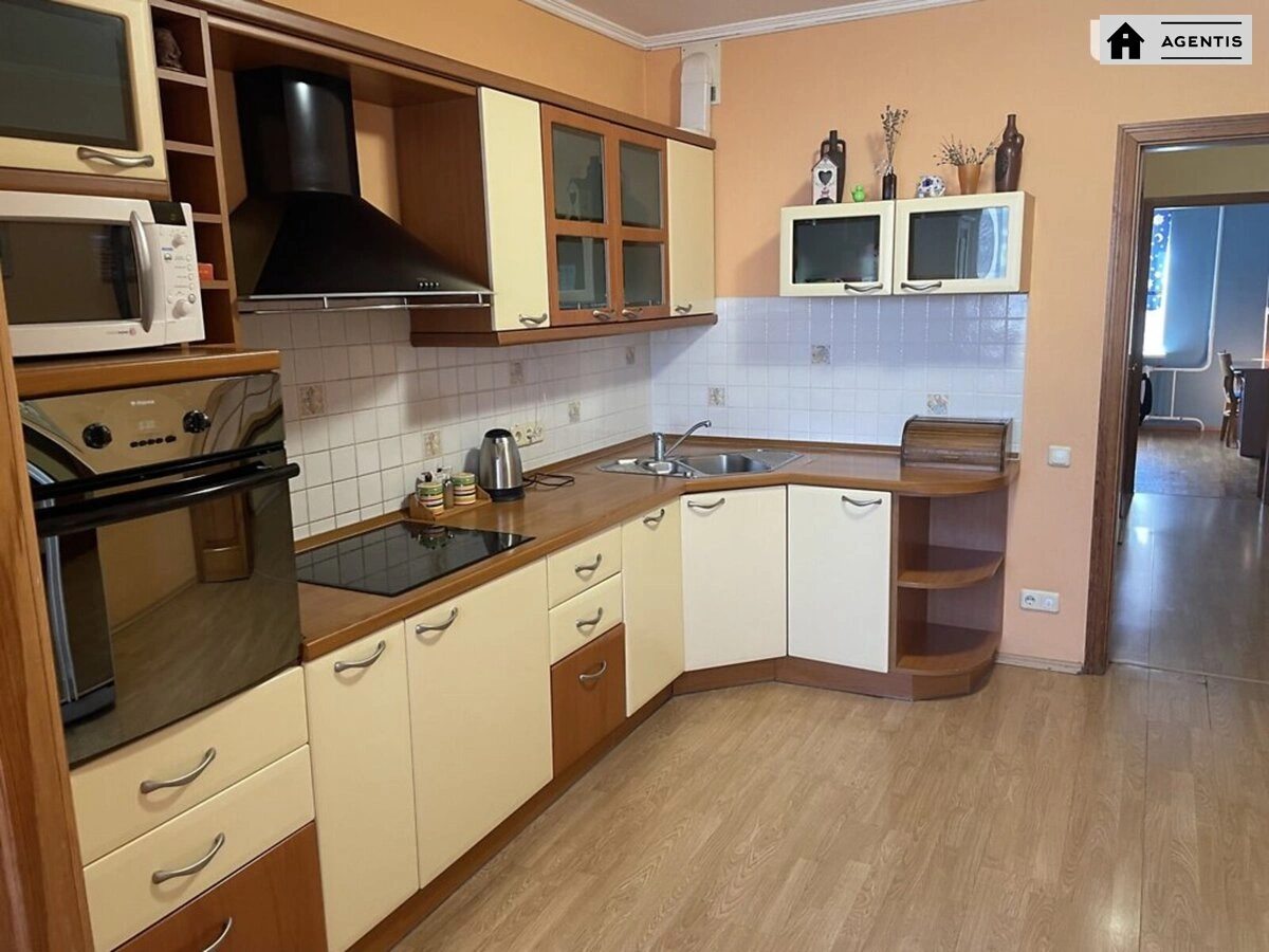 Сдам квартиру 3 комнаты, 95 m², 7 эт./16 этажей. Вишняковская, Киев. 