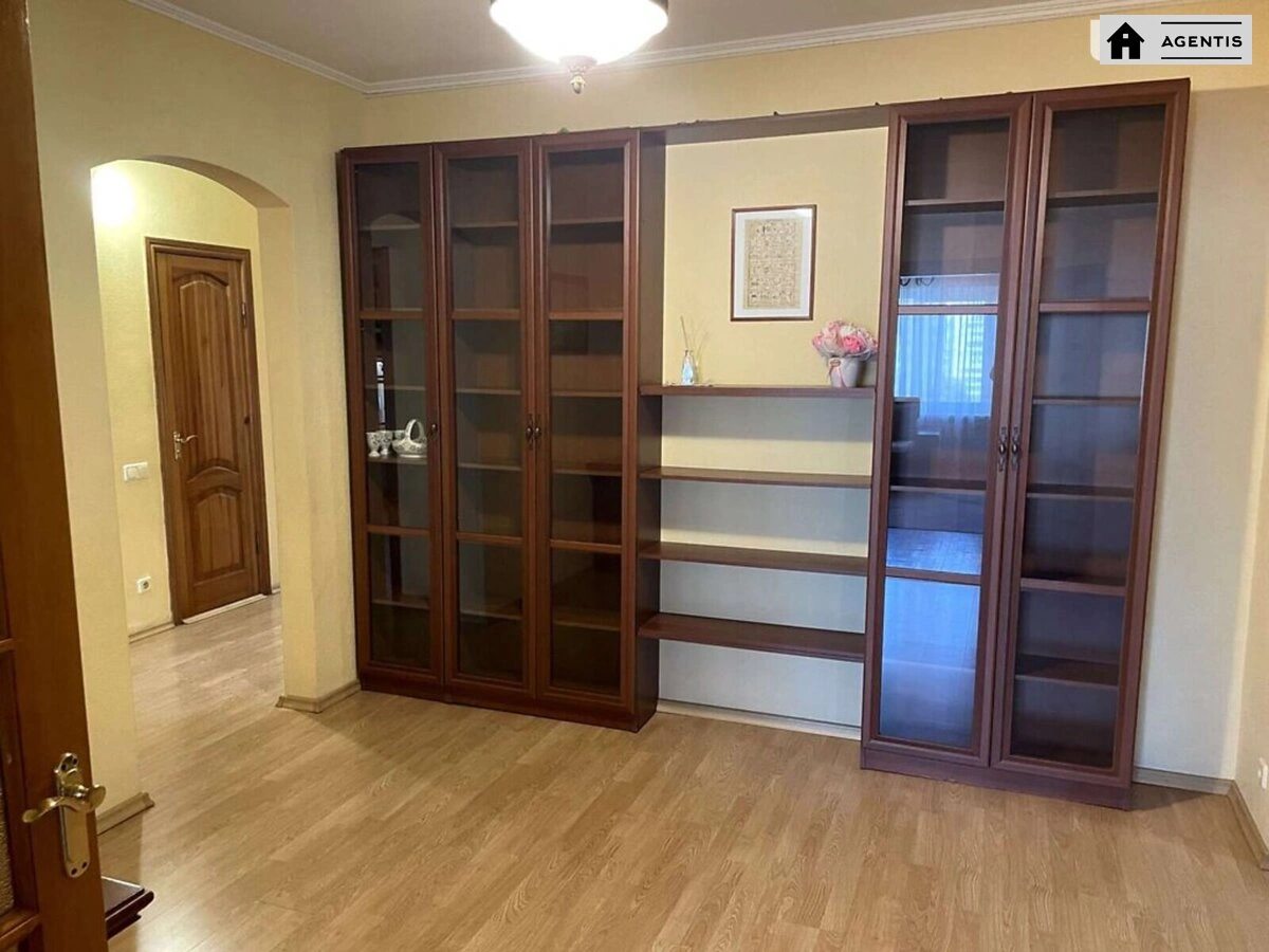 Сдам квартиру 3 комнаты, 95 m², 7 эт./16 этажей. Вишняковская, Киев. 