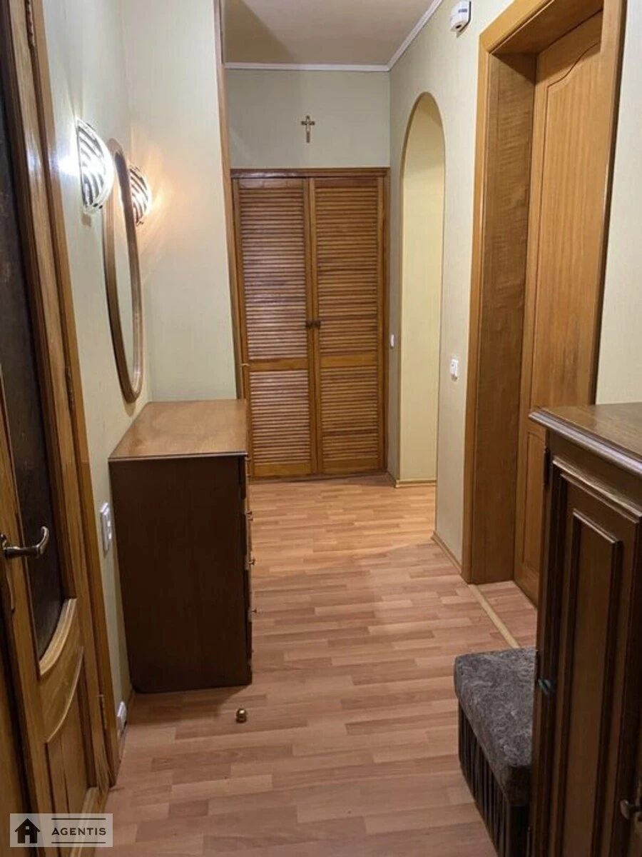 Apartment for rent 3 rooms, 63 m², 3rd fl./5 floors. 16, Yaroslava Hasheka bulv., Kyiv. 