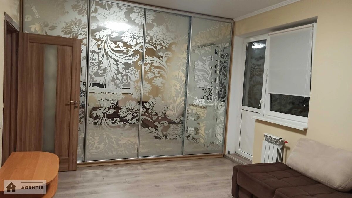 Сдам квартиру 2 комнаты, 75 m², 17 эт./25 этажей. 3, Юрія Кондратюка вул., Киев. 