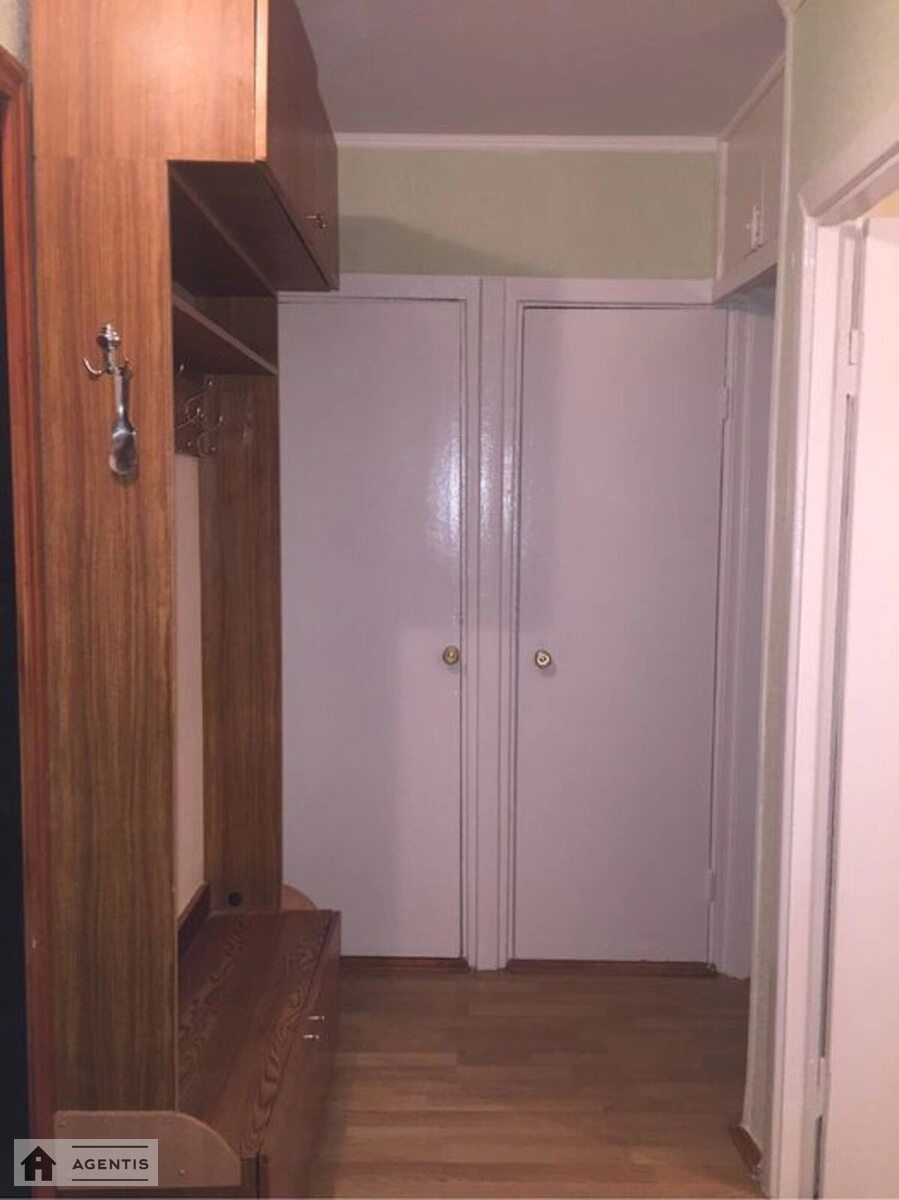 Apartment for rent 3 rooms, 57 m², 6th fl./9 floors. 9, Dniprovs'ka embankment 9, Kyiv. 