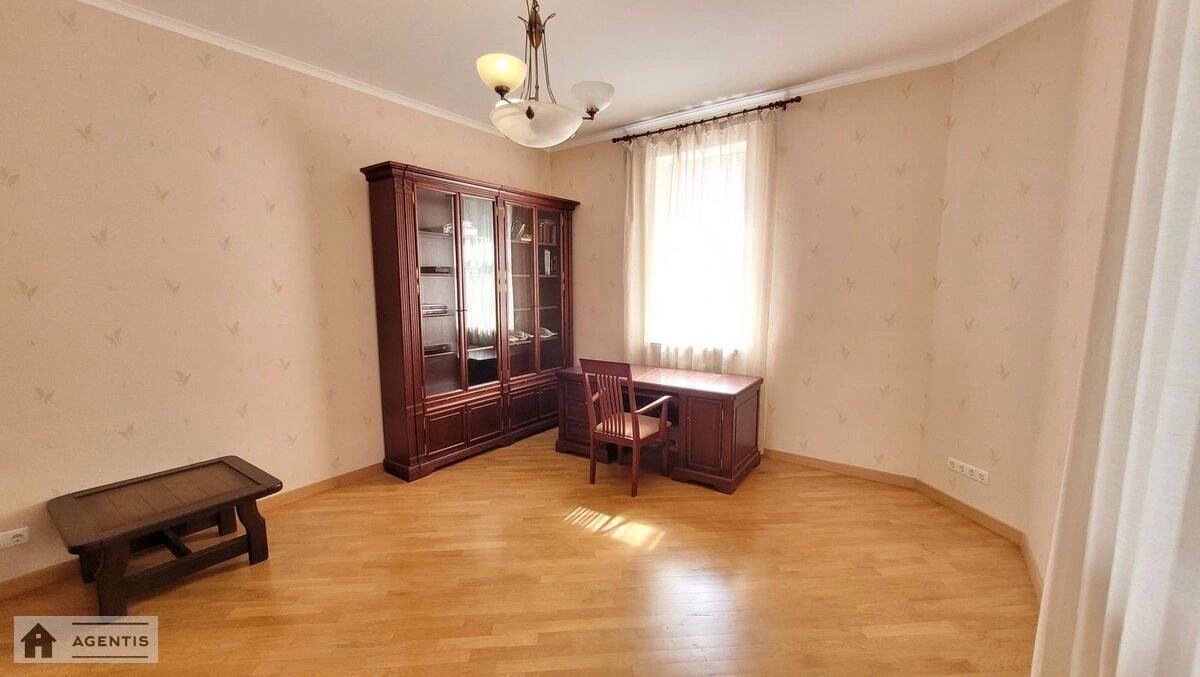 Сдам квартиру 3 комнаты, 1292 m², 4 эт./16 этажей. 32, Євгена Коновальця вул. (Щорса), Киев. 