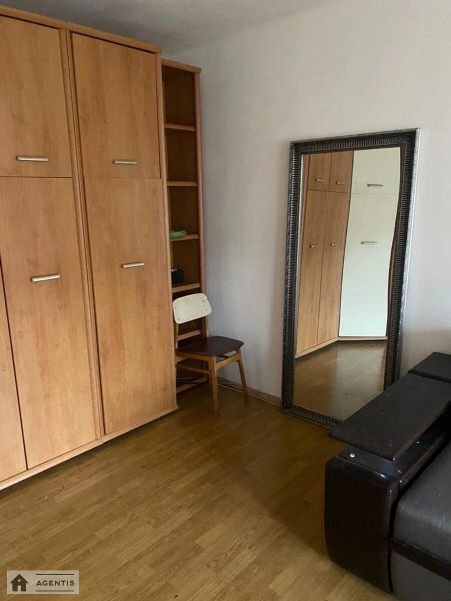 Сдам квартиру 1 комната, 32 m², 3 эт./4 этажа. Шевченковский район, Киев. 