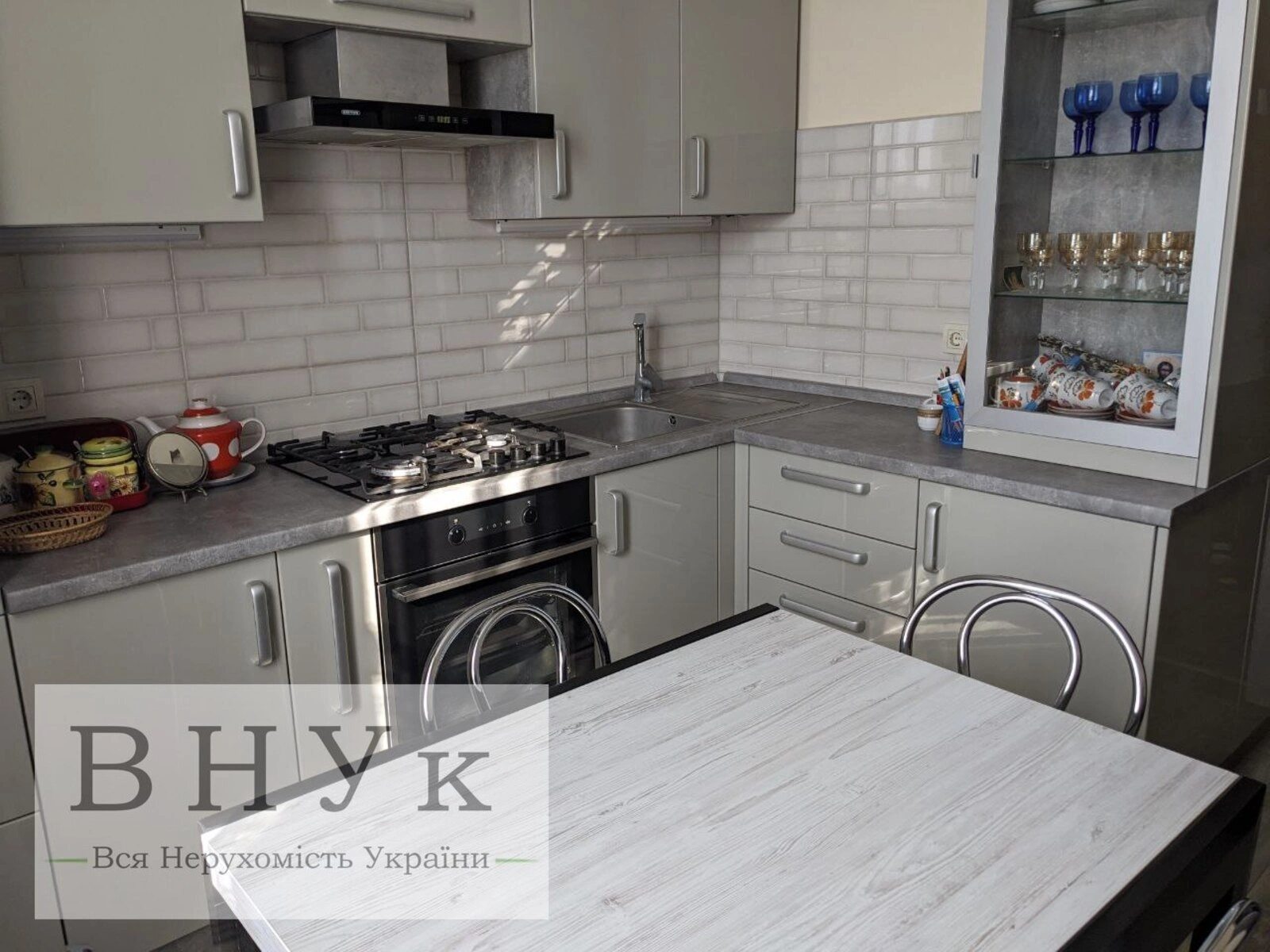 Apartments for sale 2 rooms, 53 m², 6th fl./6 floors. Hrushevskoho M. vul., Ternopil. 