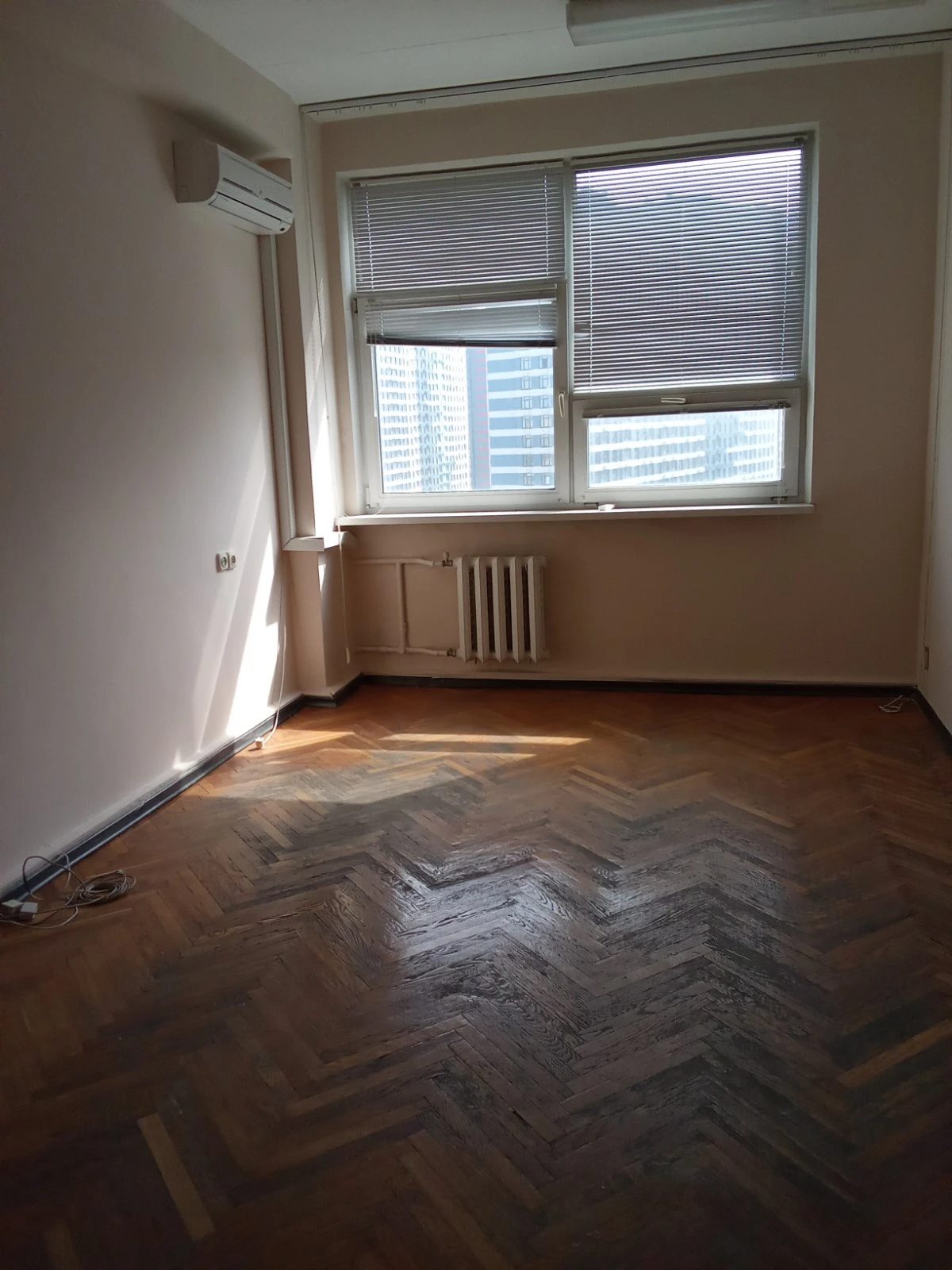 Office for rent 4 rooms, 64 m². 23, Yevhena Sverstyuka, Kyiv. 