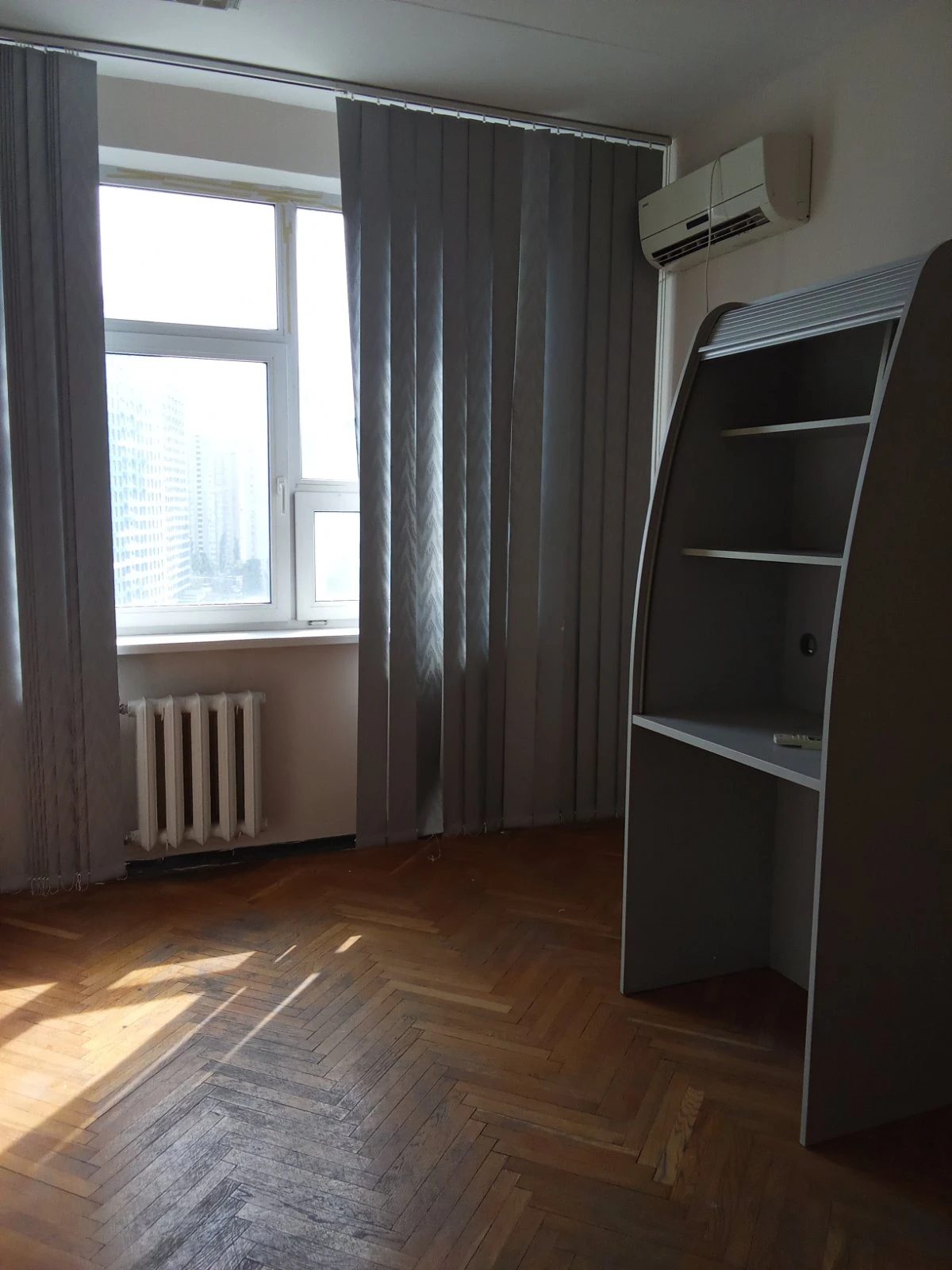 Office for rent 4 rooms, 64 m². 23, Yevhena Sverstyuka, Kyiv. 