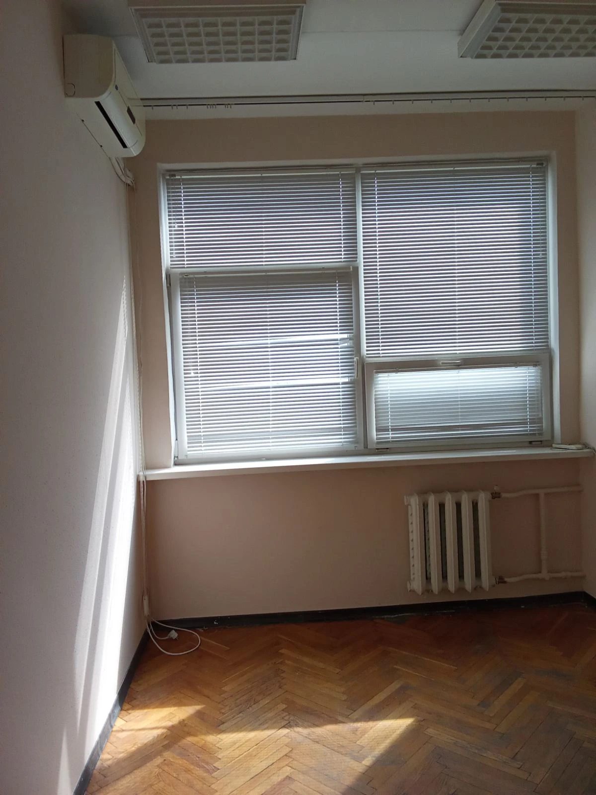 Office for rent 4 rooms, 64 m². 23, Yevhena Sverstyuka, Kyiv. 