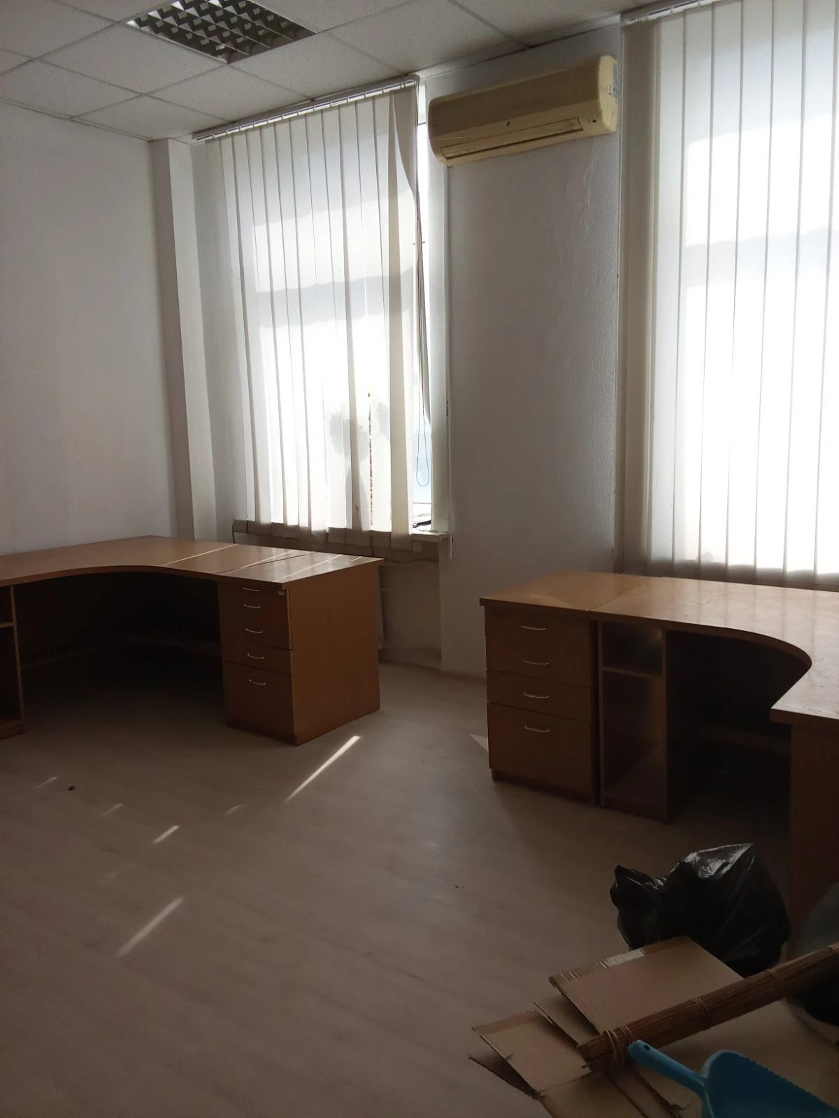 Office for rent 2 rooms, 34 m², 3rd fl./7 floors. 1, Mykhayla Kotsyubynskoho, Kyiv. 