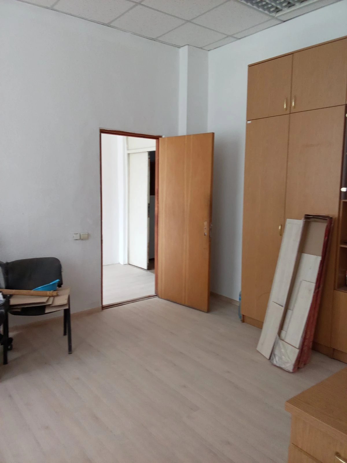 Office for rent 2 rooms, 34 m², 3rd fl./7 floors. 1, Mykhayla Kotsyubynskoho, Kyiv. 