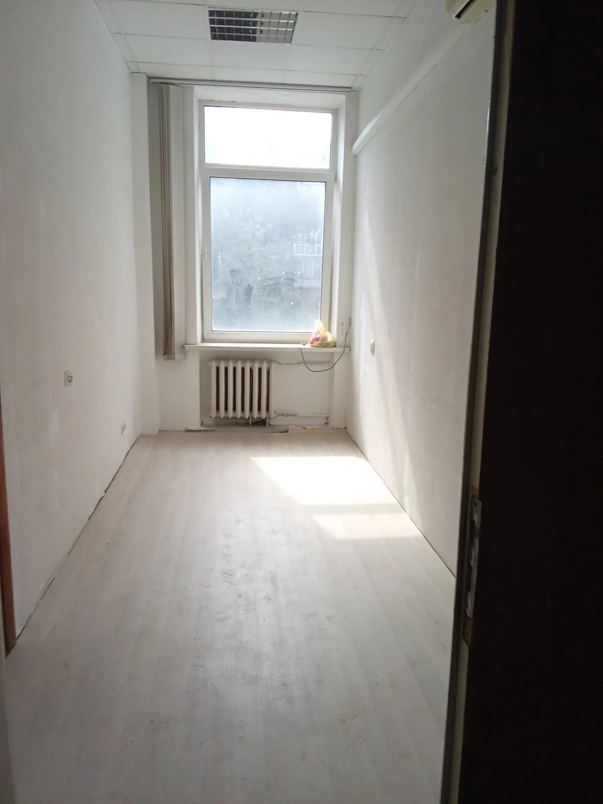 Office for rent 2 rooms, 34 m², 3rd fl./7 floors. 1, Mykhayla Kotsyubynskoho, Kyiv. 