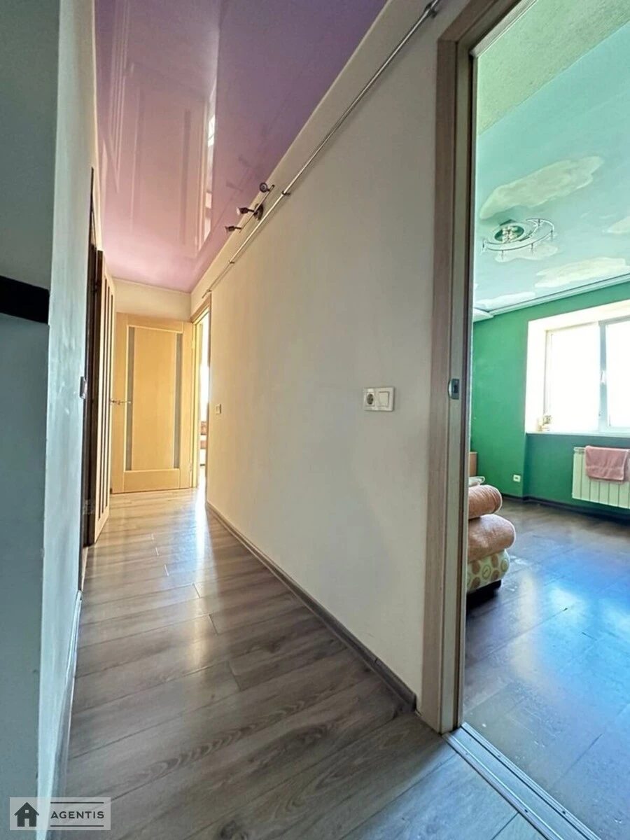 Сдам квартиру 2 комнаты, 56 m², 14 эт./16 этажей. Вячеслава Чорновола вул., Киев. 