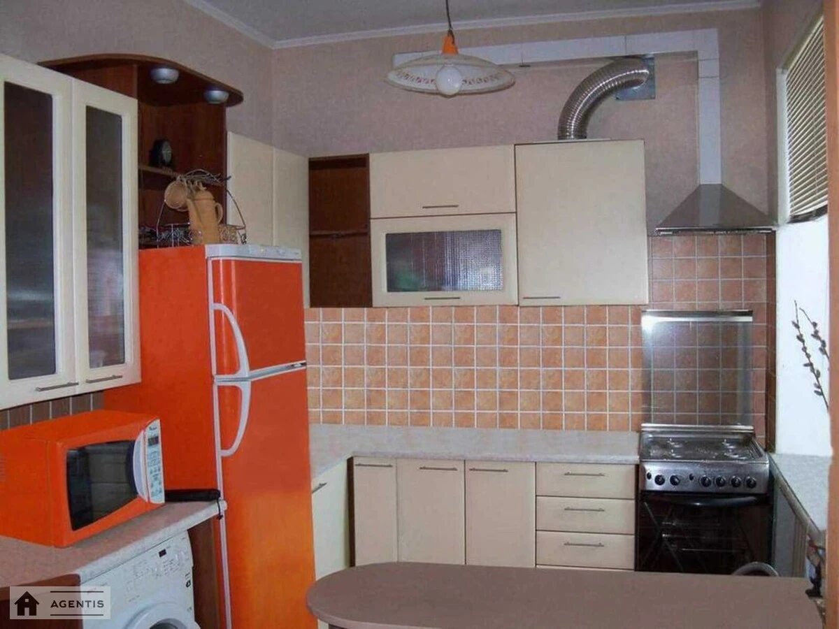 Сдам квартиру 2 комнаты, 48 m², 5 эт./5 этажей. Джона Маккейна вул. (Івана Кудрі), Киев. 