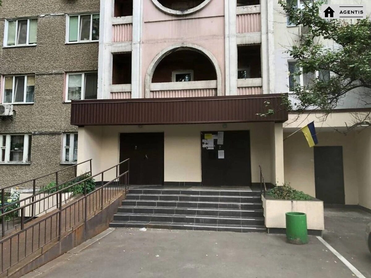 Сдам квартиру 2 комнаты, 55 m², 8 эт./16 этажей. 6, Тростянецкая 6, Киев. 